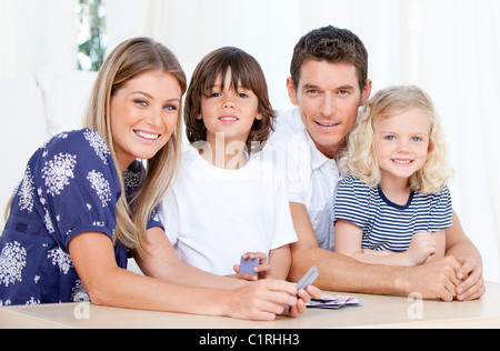 Famille positif à jouer ensemble Banque D'Images