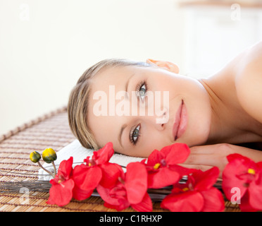 Femme rayonnante de vous détendre dans un centre Spa Banque D'Images