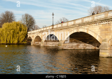 Pont Serpentine dans Hyde Park, le centre de Londres Banque D'Images