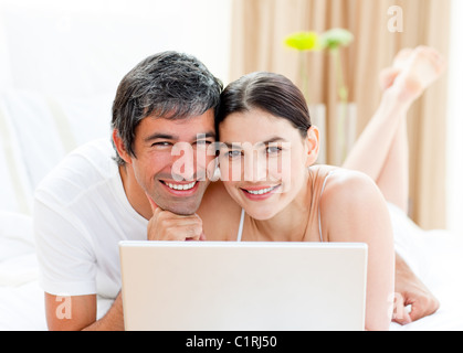 Heureux couple using a laptop Banque D'Images