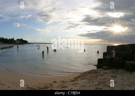 Piscine et bain balinais dans une baie au large des côtes de Kuta, Bali. Banque D'Images