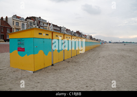 Une ligne de jaune et vert de cabines de plage sur la plage de Dunkerque (Dunkerque), France. Banque D'Images