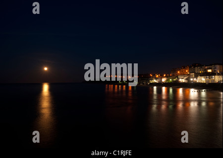 Après la tombée de Cromer avec une pleine lune croissante vu de la jetée de Cromer. Banque D'Images