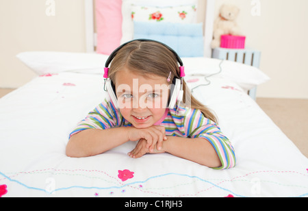 Cute little gril d'écouter de la musique Banque D'Images