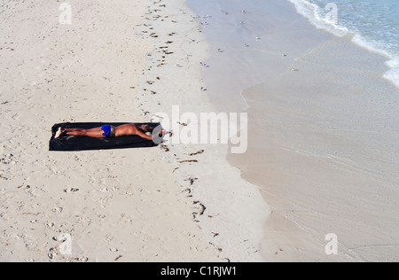 Un homme de soleil sur Miami Beach. Banque D'Images