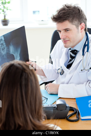 Médecin de l'analyse d'une x-ray avec une patiente Banque D'Images