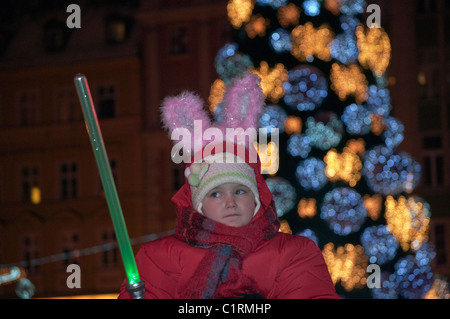 Jeune fille avec toy baton, oreilles de lapin rose, réalisée par ferroutage parent, à la veille du Nouvel An outdoor concert à Wroclaw, Pologne Banque D'Images