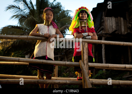 Karen long cou femme sur le pont de bambou, Huay Pu Keng village de réfugiés, Mae Hong Son, Thaïlande Banque D'Images