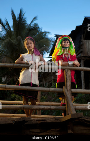 Karen long cou femme sur le pont de bambou, Huay Pu Keng village de réfugiés, Mae Hong Son, Thaïlande Banque D'Images