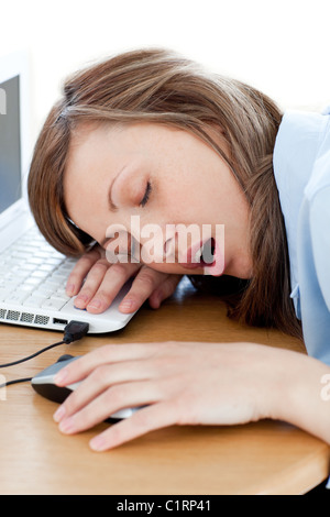 Assez jeune femme dormant dans son bureau Banque D'Images