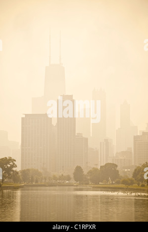 Le centre-ville de Chicago dans le brouillard de Lincoln Park Banque D'Images