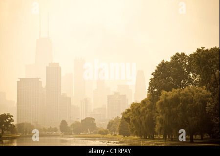 Le centre-ville de Chicago dans le brouillard de Lincoln Park Banque D'Images