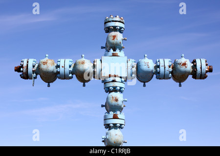 Tête de puits de pétrole sur le ciel en arrière-plan Banque D'Images