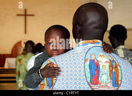 Sénégal : adorateur durant la messe du dimanche dans une église catholique romaine à Kaolack Banque D'Images