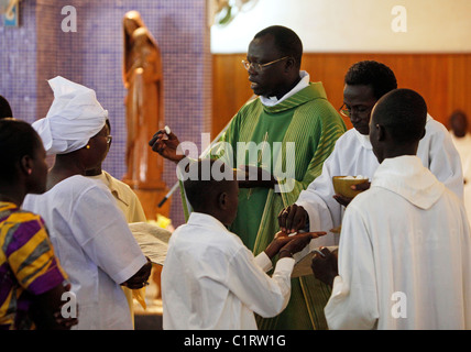 Sénégal : la messe du dimanche à une église catholique romaine à Kaolack, la sainte communion Banque D'Images