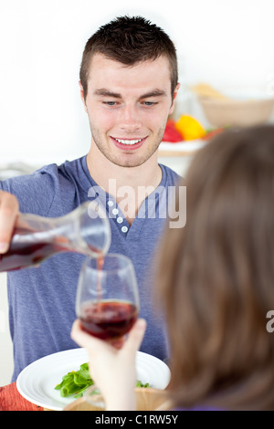 Libre de dîner avec son amie boire du vin Banque D'Images