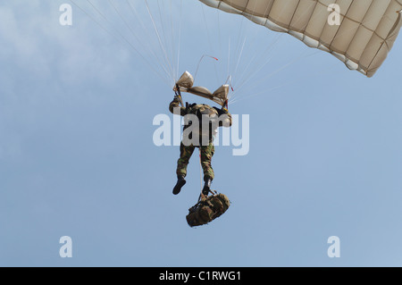 Membre de l'armée britannique peloton Pathfinder se prépare à terre d'un saut en parachute. Banque D'Images