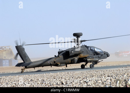 Un hélicoptère Apache s'apprête à décoller à Camp Bastion, l'Afghanistan. Banque D'Images