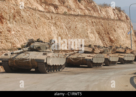 La Force de défense israélienne Merkava Mark III-D les chars de bataille, en route vers le Liban. Banque D'Images