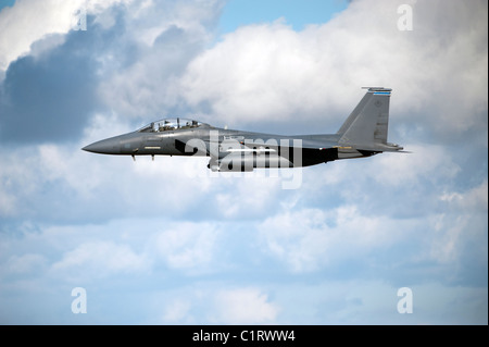 Un United States Air Force F-15 Strike Eagle en vol. Banque D'Images