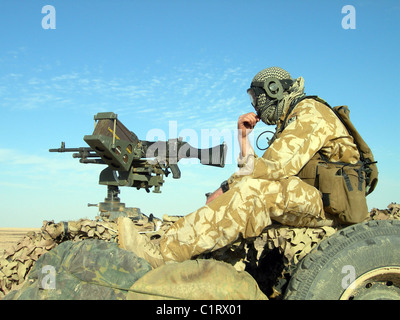 Un gunner exploite un 7.62mm mitrailleuse au sommet d'une armée britannique Land Rover WMIK en Iraq. Banque D'Images