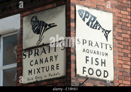 Aliments pour animaux de compagnie Spratts vieux signes sur une animalerie à Stoke on Trent, dans le Staffordshire. Banque D'Images