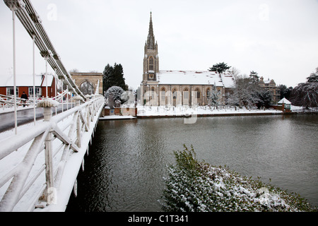 Marlow Bridge et All Saints Church dans la neige, Tamise, Marlow, Buckinghamshire Banque D'Images