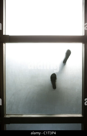 Personne marchant sur un sol en verre, low angle view Banque D'Images