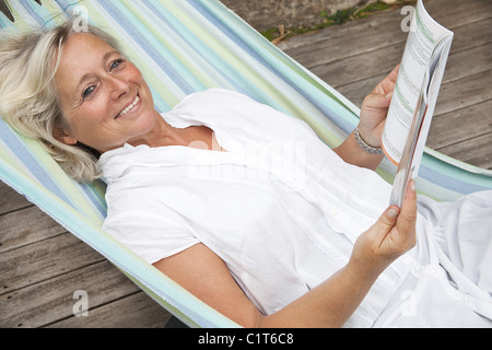 Young woman relaxing in hammock, portrait Banque D'Images