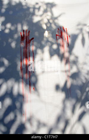 Red handprints sur feuille blanche Banque D'Images