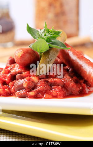 Salade de haricots rouges et de saucisses - détail Banque D'Images