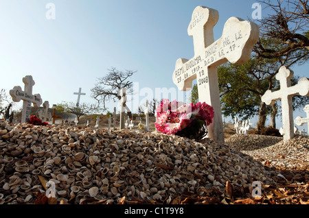 Cimetière sur l'île de Fadiouth, composé de coquillages, le Sénégal, l'Afrique Banque D'Images