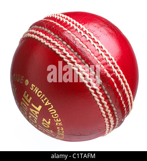 Une balle de cricket en cuir traditionnel sur fond blanc Banque D'Images