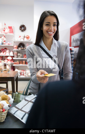 Femme de payer à l'achat avec carte de crédit Banque D'Images