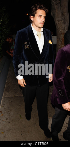 John Mayer arrive à ma chambre club à Hollywood avec sa mère Margaret et Rob Dyrdek qui est aussi avec sa mère Pat Los Banque D'Images