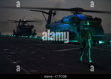 CH-53E Super Etalons chargé avec les Marines de la force d'intervention rapide de la société B, 1er Bataillon, 2e Régiment de Marines, Marine 26 Banque D'Images