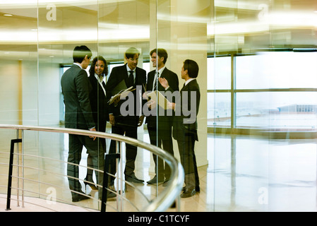 Réunion équipe de cadres dans le couloir Banque D'Images