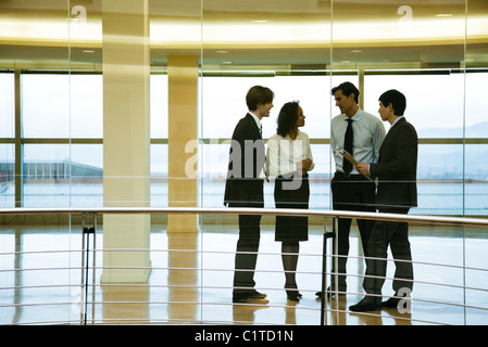 Groupe de dirigeants à parler dans le couloir Banque D'Images