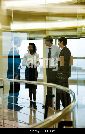 Groupe de dirigeants à parler dans le couloir Banque D'Images