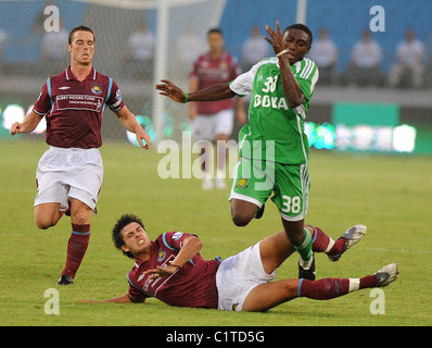 West Ham United's James Tomkins Beijing Guoan défis's Bryan Barclays Asia Trophy - Beijing Guoan v West Ham Utd, Beijing Banque D'Images