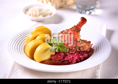 Canard rôti avec du chou rouge et des beignets de pomme de terre - la cuisine tchèque Banque D'Images