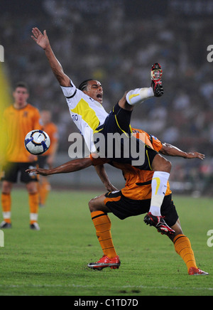 Tottenham Hotspur' Benoit Assou-Ekotto est contesté par Daniel Cousin Barclays Asia Trophy - Tottenham Hotspur v Hull City Banque D'Images