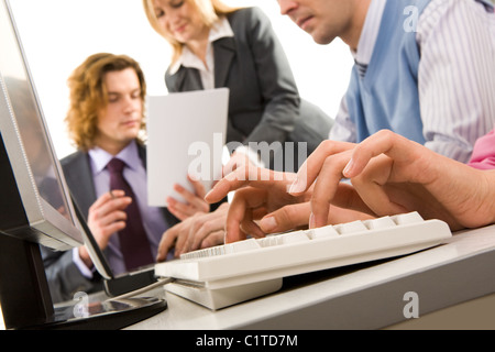 Photo de femme mains appuyer sur les touches de sélection au cours de réunion d'information sur le contexte de la main de l'homme Banque D'Images