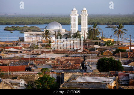 Mosquée sur l'île de Fadiouth, composé de coquillages. Joal Fadiouth, Sénégal Banque D'Images