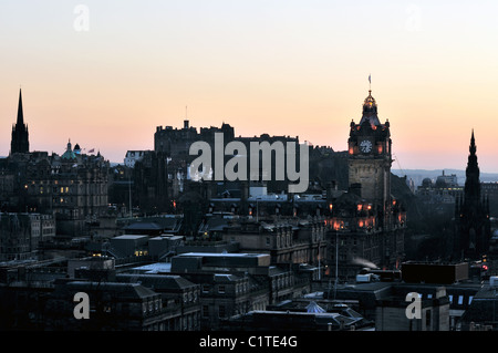 Vue sur Édimbourg au coucher du soleil. Banque D'Images