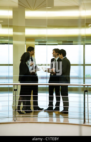 Groupe de dirigeants à parler dans le couloir Banque D'Images