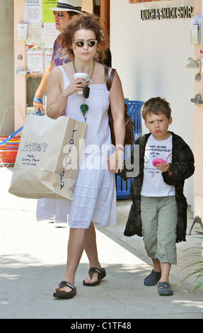 Helena Bonham Carter quitter 'Toy Crazy' avec son fils Billy Ray Burton portant un grand panier et un café à Malibu. Banque D'Images