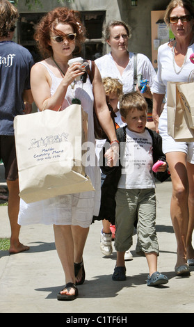 Helena Bonham Carter quitter 'Toy Crazy' avec son fils Billy Ray Burton portant un grand panier et un café à Malibu. Banque D'Images