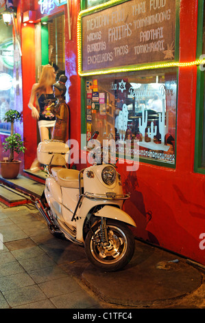Fille et cyclomoteur - Patpong, Bangkok Banque D'Images