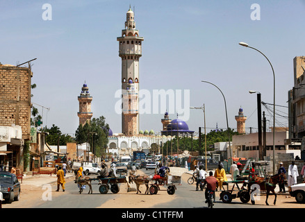 Vue de la Grande Mosquée de Touba dans la rue, au Sénégal, en Afrique de l'Ouest Banque D'Images